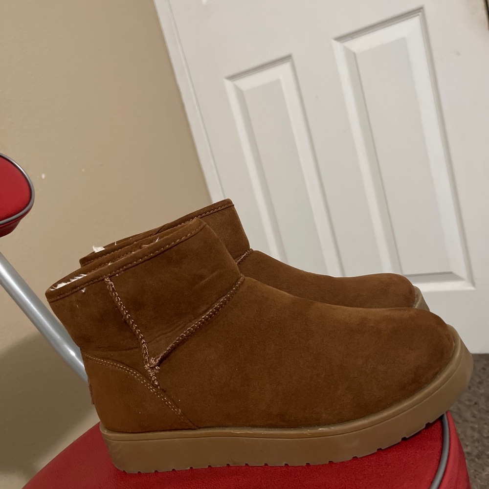 Brown suede boots with faux fur lining #winterboots
Similar to UGG #uggs